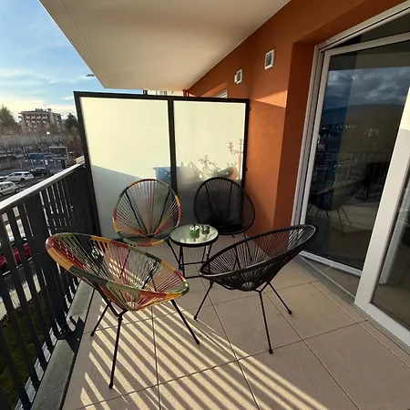 Bellevue Apartment *